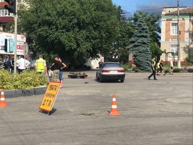 Біля шепетівського управління поліції наїхали на мотоцикліста