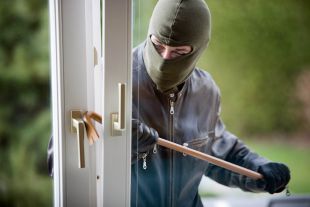 З будинку пенсіонерки винесли 2300 гривень