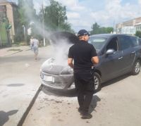 У Шепетівці поліціянти гасили автомобіль мешканця Чернівеччини