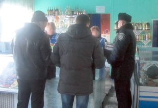 Правоохоронці показово оштрафували "наливайку" і прозвітували про боротьбу із нелегальним алкоголем