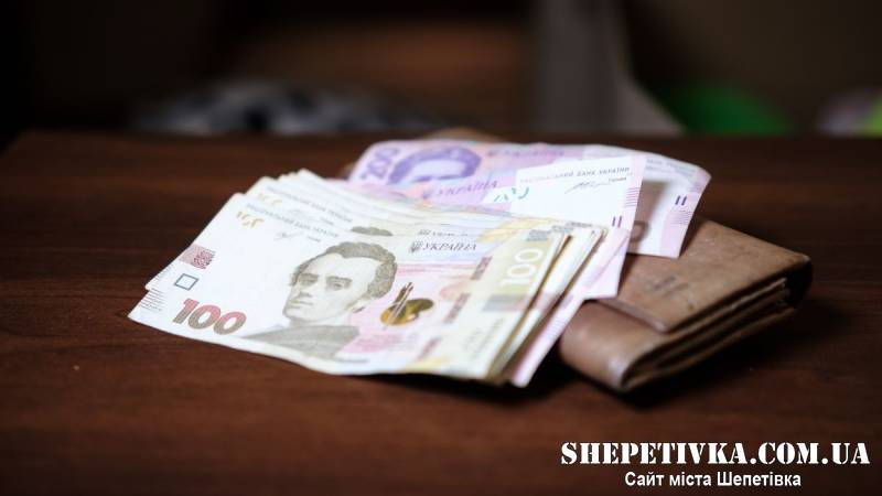 У Шепетівці суд зобов’язав чоловіка повернути понад 25 тисяч гривень, які шахраї перевели на його рахунок