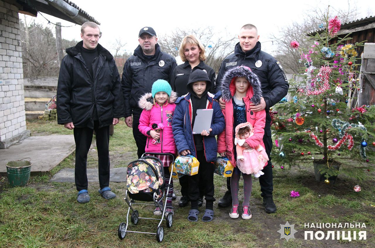 Багатодітна сім’я з Климентовичів отримала подарунки від поліцейських
