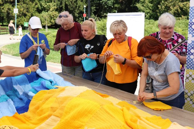 «Нитка єднання»: мешканці Хмельниччини вʼязали найбільший прапор України