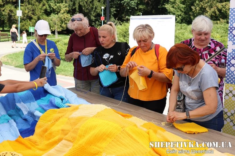 «Нитка єднання»: мешканці Хмельниччини вʼязали найбільший прапор України