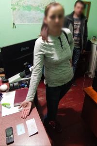 Вкрала у немічного телефон, а потім ще 2 дні користувалась його банківською карткою