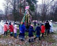 Прикрасами із майстерні Святого Миколая вбрали новорічну ялинку в парку
