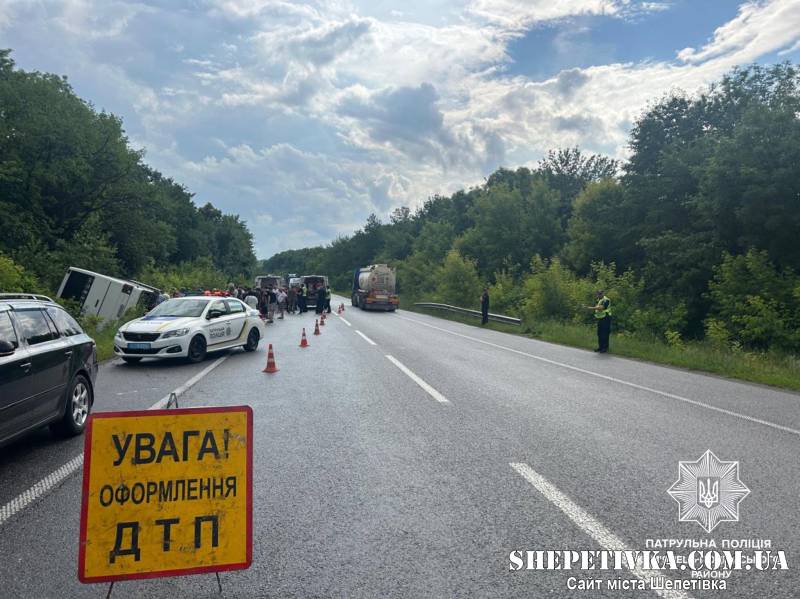 Перекинувся автобус, що прямував до Болгарії: масштабна ДТП на Хмельниччині