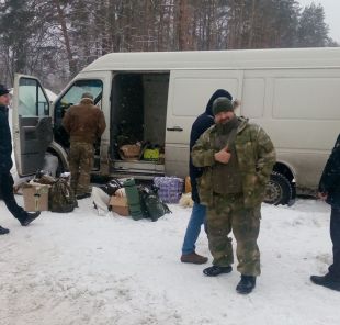 Процес обшуку бусу волонтерів поряд Шепетівки