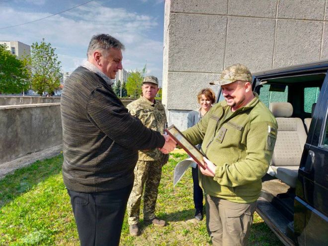 Шепетівський батальйон територіальної оборони ЗСУ отримав бус від нетішенців