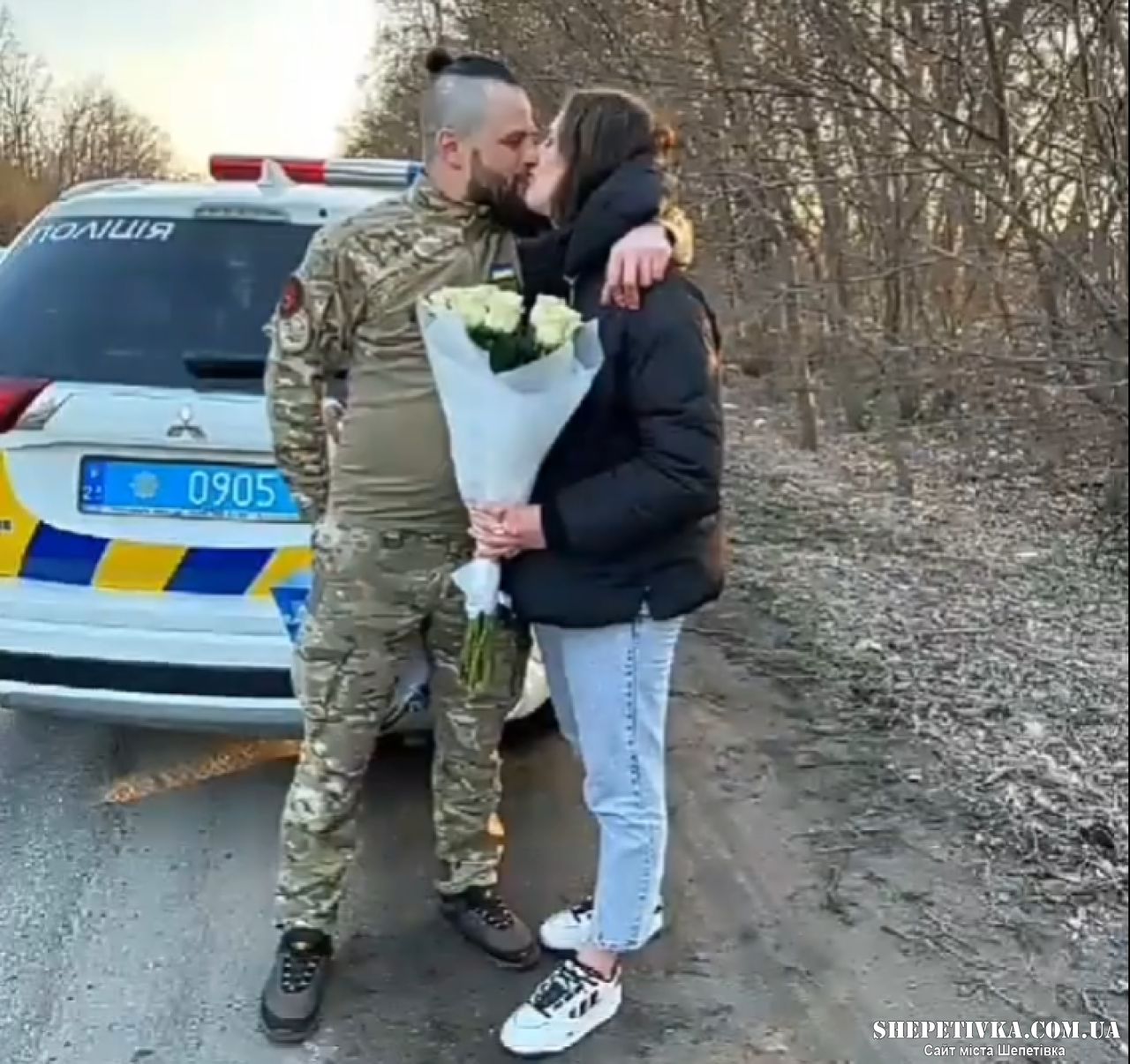 Ще один військовий у Шепетівці освідчився коханій за допомогою поліціянтів