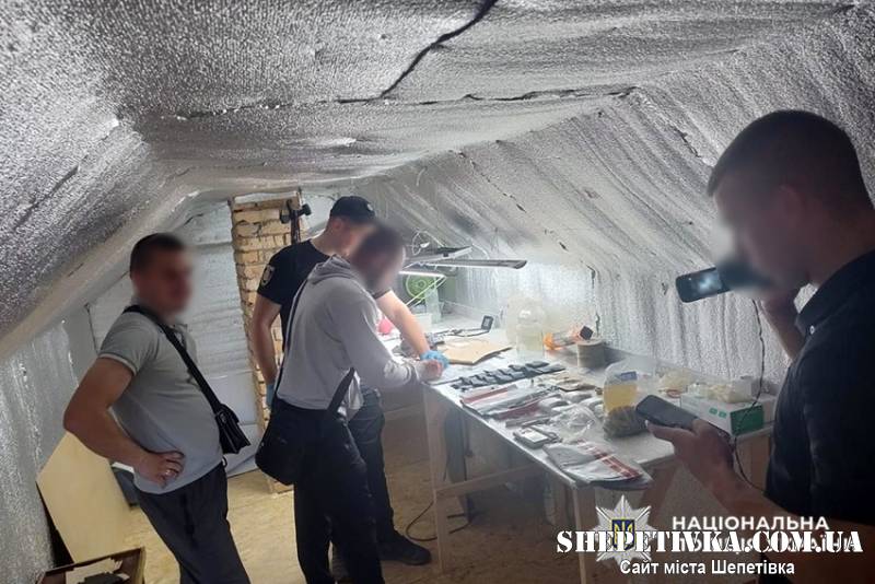 У Шепетівці судитимуть 44-річного чоловіка за торгівлю канабісом та арсенал вибухівки й боєприпасів