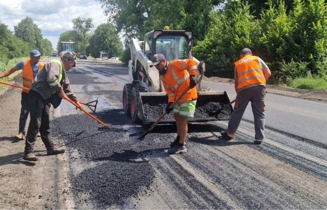 Між Шепетівкою та Славутою ліквідувують недоліки дорожнього покриття
