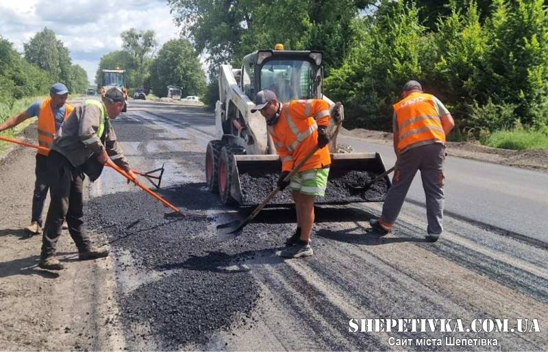 Між Шепетівкою та Славутою ліквідувують недоліки дорожнього покриття