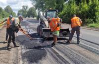 Між Шепетівкою та Славутою ліквідувують недоліки дорожнього покриття