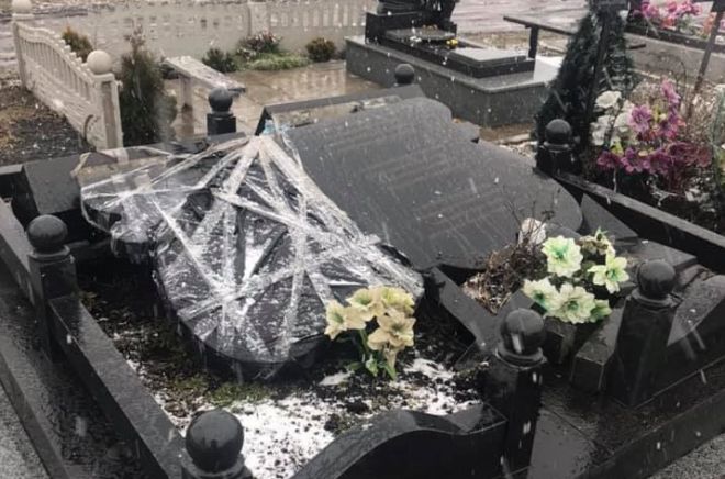 На шепетівському кладовищі буревій пошкодив пам’ятники