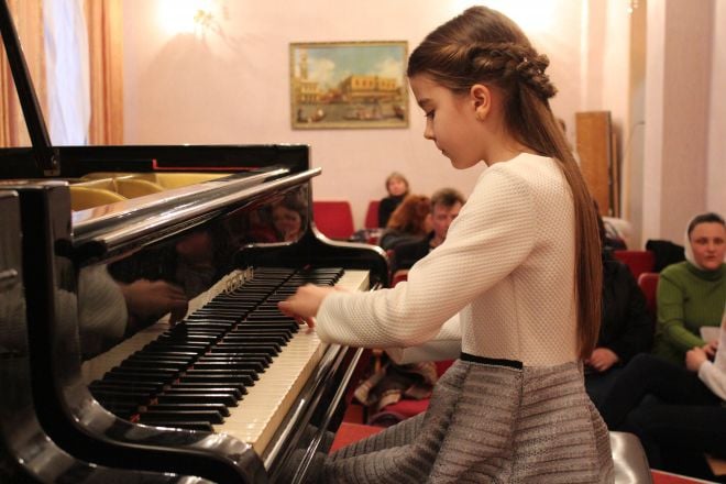 Юні шепетівчани взяли участь в обласному конкурсі піаністів