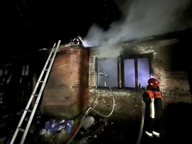 На Шепетівщині через недопалок мало не згорів весь будинок