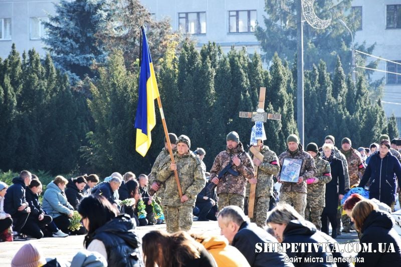 Батько трьох синів став на захист за 8 днів до повномасштабки: у Шепетівці прощались із Олександром Гордим