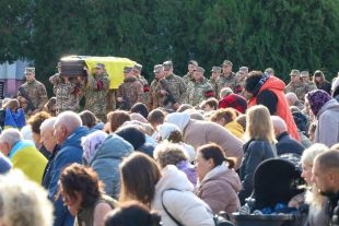 У Нетішині навколішки проводжали в останню дорогу воїна Будигу Дмитра