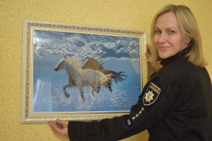 Олена Антонова - рукодільниця у формі поліцейського