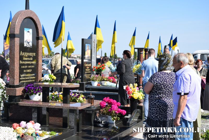 До Дня Героїв Шепетівська громада вшанувала пам’ять загиблих на війні земляків