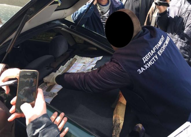 На Шепетівщині затримали чиновника за вимагання хабара