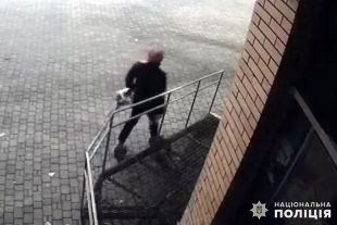 Судитимуть чоловіка, який вкрав квіти з-під портрета загиблого воїна на Алеї Героїв