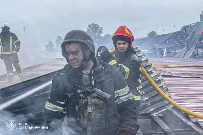 18 будинків та 4 підприємства пошкоджено внаслідок ворожої атаки на Хмельниччину