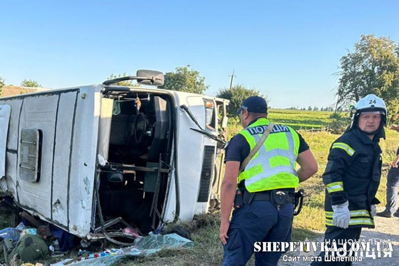 На Хмельниччині перекинувся автобус з дітьми: двоє загинуло