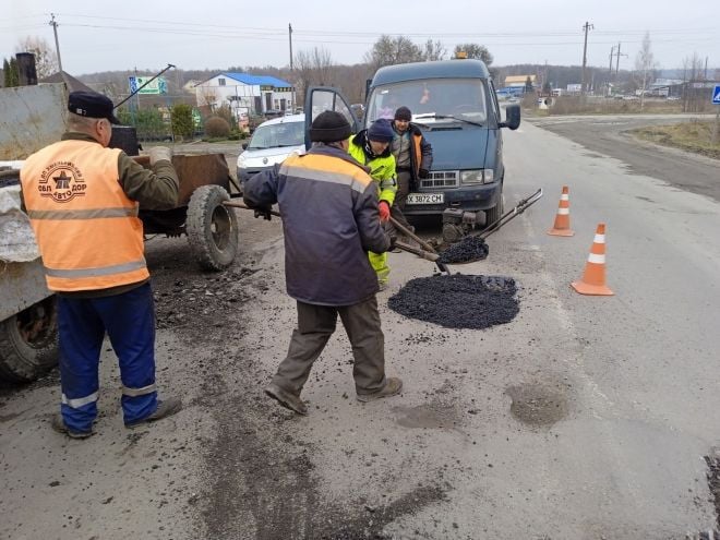 За минулий тиждень на Шепетівщині усунули 450 м² аварійних вибоїн