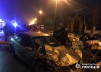 Автівка на повній швидкості влетіла в "суботній базар"