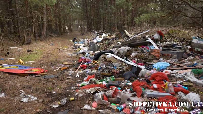 39 вантажних автомобілів сміття вивезли з території «Голубих озер»