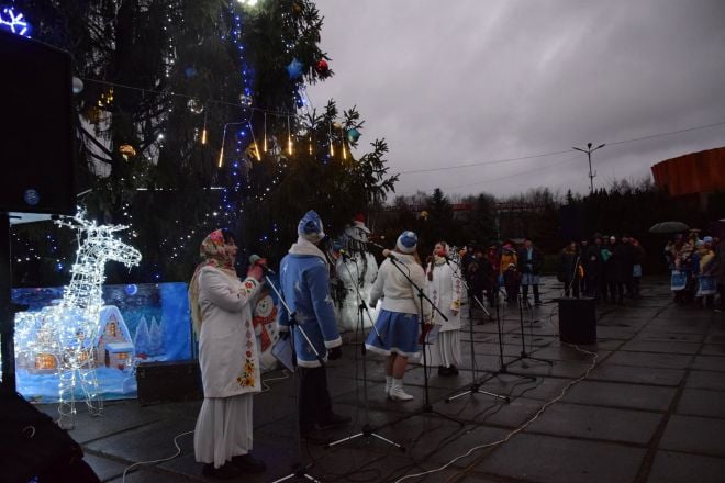 У Шепетівці відкрили головну новорічну ялинку міста