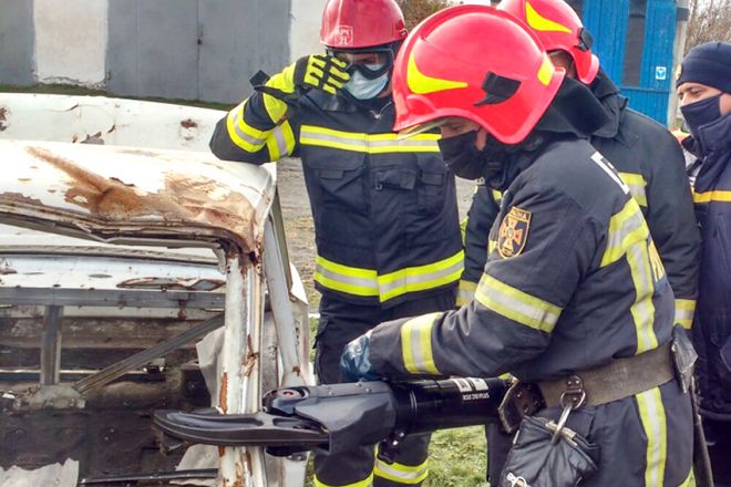Шепетівські рятувальники провели навчання з новим аварійно-рятувальним авто