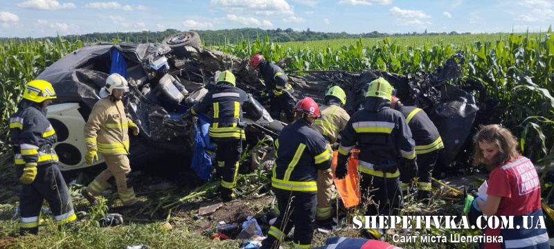 Маршрутний мікроавтобус &quot;Рівне - Хмельницький&quot; зіткнувся з вантажівкою: 14 осіб загинуло