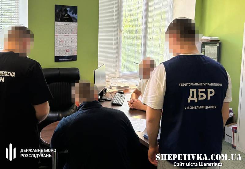Побив затриманого в кайданках: працівнику поліції повідомлено про підозру