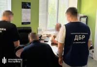 Побив затриманого в кайданках: працівнику поліції повідомлено про підозру