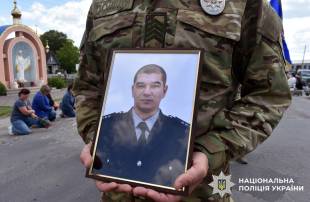 «Відкрий мені очі, мамо...»: на Шепетівщині попрощалися з поліцейським та захисником Іваном Борищуком