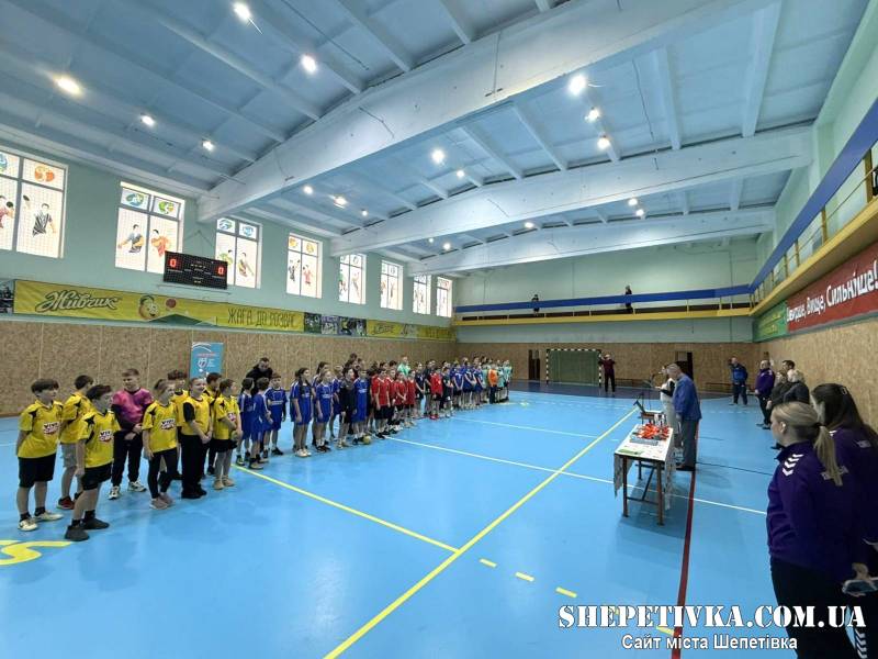 Школярі Хмельницького та Шепетівського районів змагалися з мінігандболу