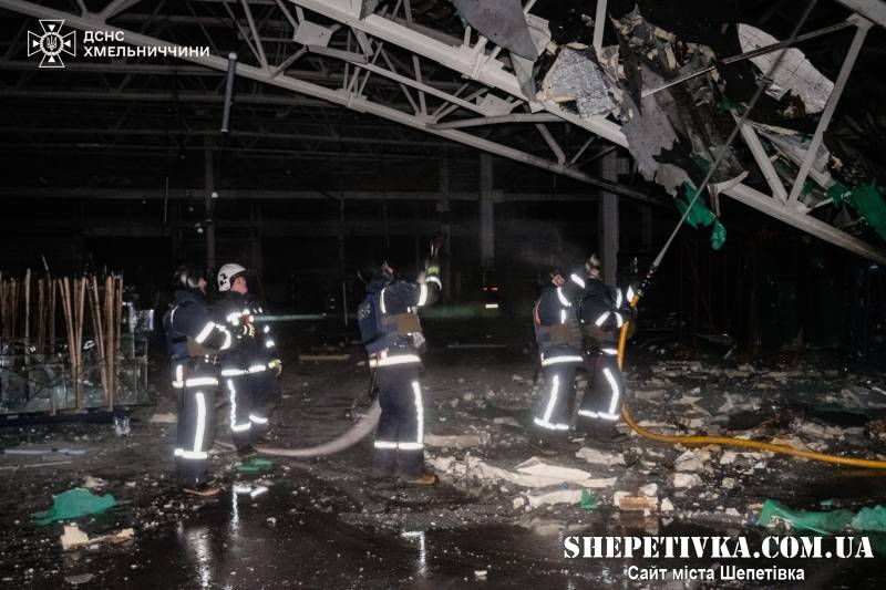 Збиття ворожих БпЛА та пожежа на підприємстві: деталі атаки на Хмельниччину