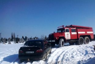 Рятувальники відбуксирували автомобіль, що застряг на бездоріжжі