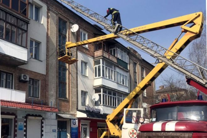 Рятувальники діставали чоловіка з даху чотирьох поверхового житлового будинку