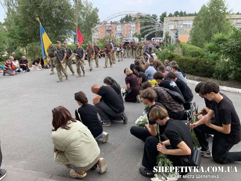 Майже два роки вважався зниклим безвісти: у Славуті попрощалися із 39-річним стрільцем-снайпером Віталієм Шкляруком