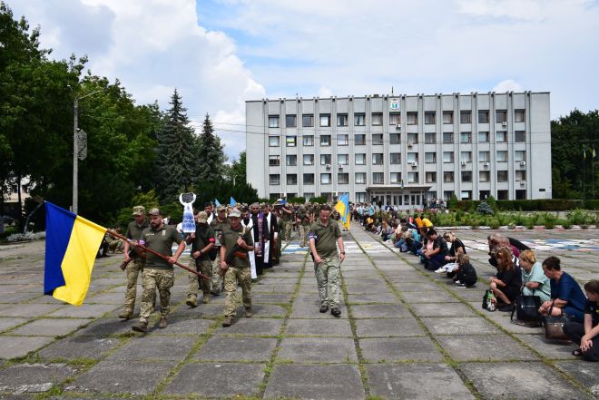 У Шепетівці громада прощалася із солдатом Володимиром Валігурою