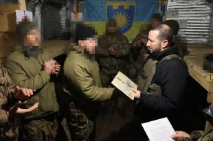 Начальник ОВА з представниками благодійних організацій відвідав військових з Хмельниччини на сході України