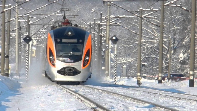 Швидкісний потяг Hyundai застряг посеред поля біля Шепетівки
