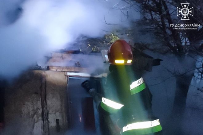 На Шепетівщині пожежники виявили бездиханне тіло чоловіка на згарищі