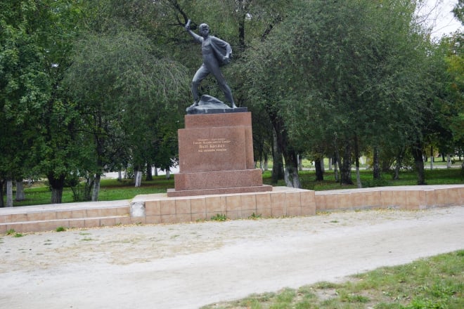 Пам&#039;ятник Валі Котику в Шепетівці