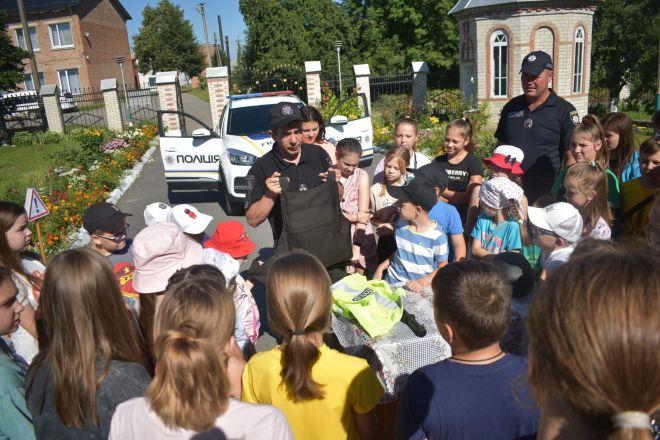 У Судилкові поліцейські вчили дітей дорожньої грамоти та пригощали морозивом