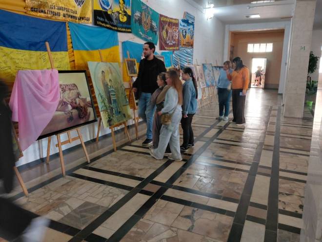 «Мовою фарб говорить душа»: у Шепетівці до Дня художника відкрили виставку місцевих митців